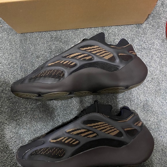 *SOLD*Yeezy 700 V3 - Picture 4 of 8